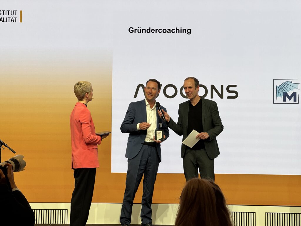 Andre Voltz von Avocons GmbH erörtert nach dem Erhalt des ntv Bildungs-Awards das AVGS Coaching