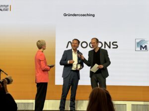 Andre Voltz von Avocons GmbH erörtert nach dem Erhalt des ntv Bildungs-Awards das AVGS Coaching